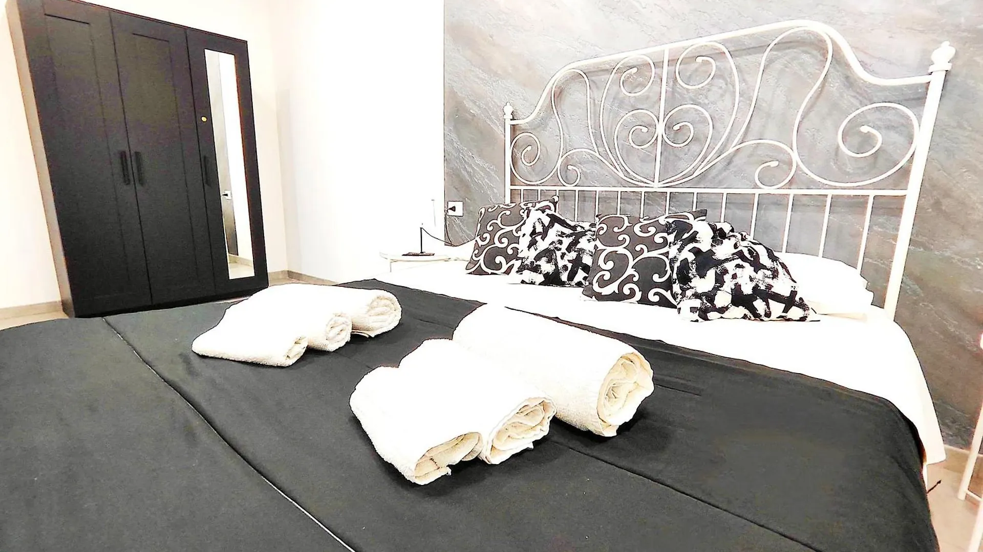 Holiday home Black & White Catania